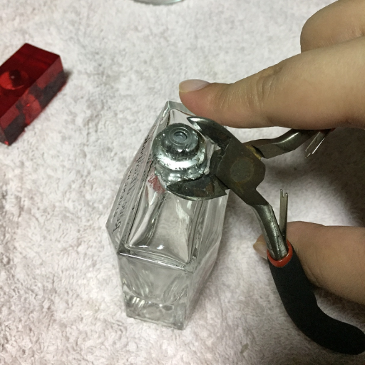 Step-by-Step Guide to Opening a Perfume Bottle
