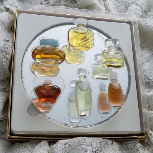 The Craftsmanship Behind Mini Perfume Bottles